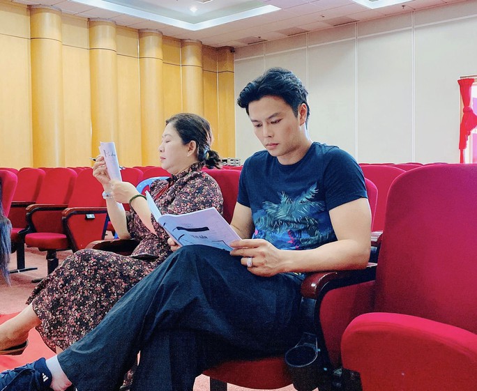 NSƯT Thanh Điền Tái Hiện Tình Yêu Nhớ NSƯT Thanh Kim Huệ Qua Kịch “Yêu Em Từ Đó