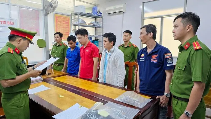 Bắt nhóm nhân viên giao hàng nhanh