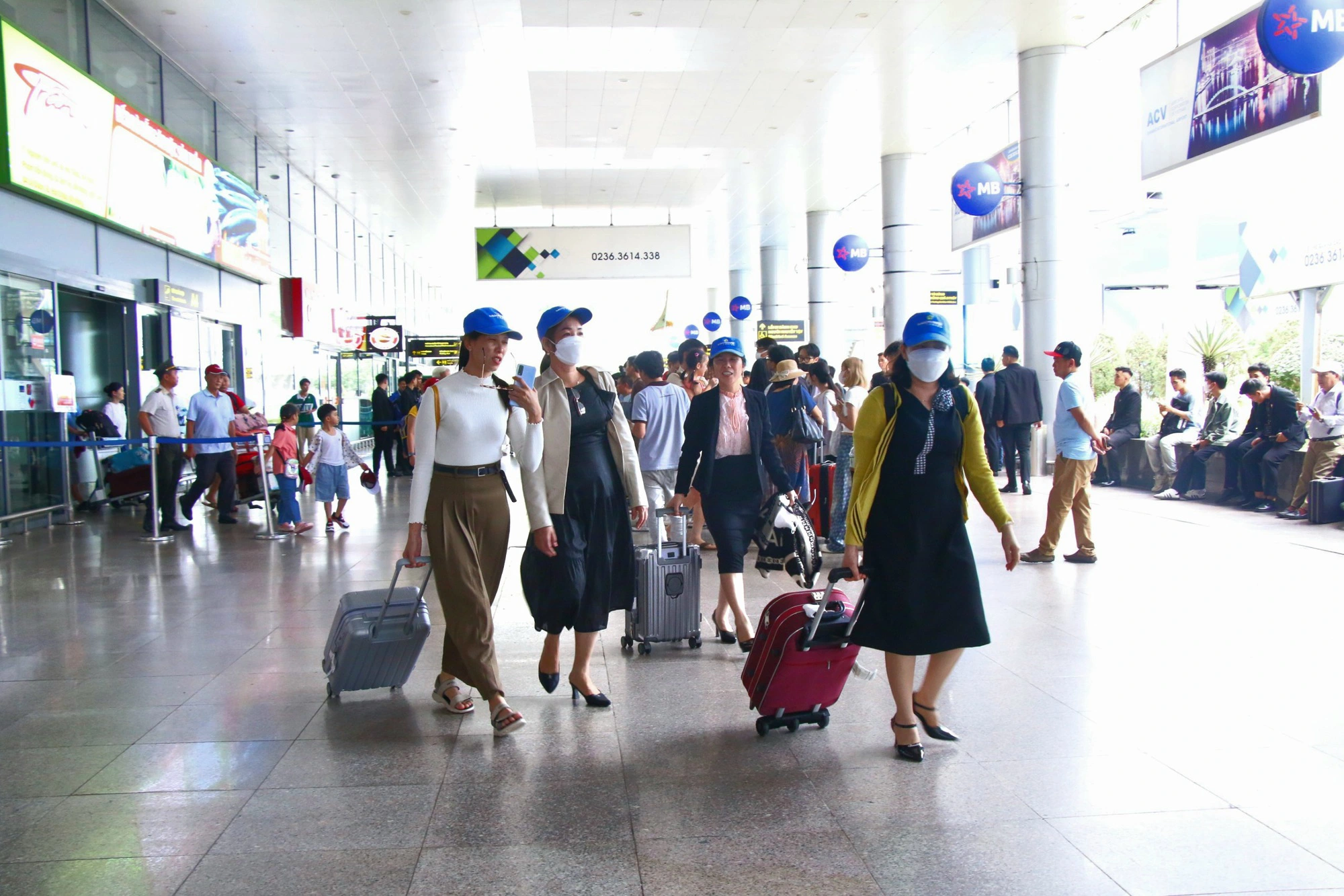 Khách bỏ quên túi xách chứa 300 triệu đồng ở sân bay Đà Nẵng- Ảnh 1. Khách bỏ quên túi xách chứa 300 triệu đồng ở sân bay Đà Nẵng- Ảnh 1.