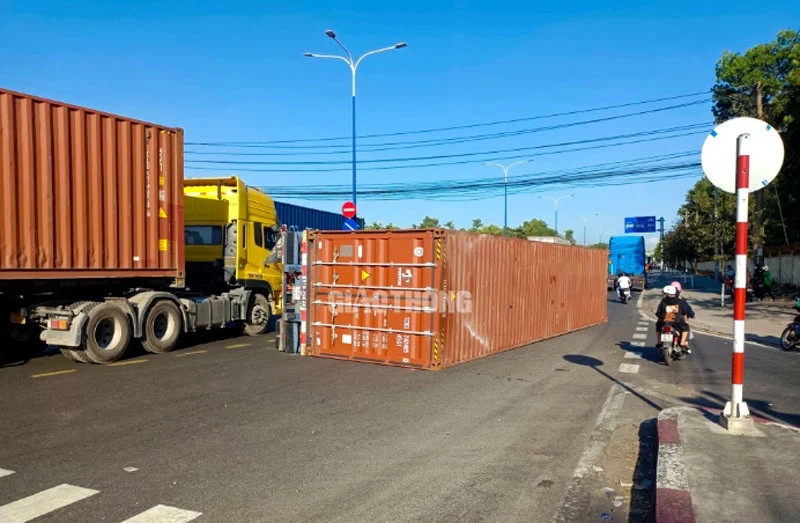 Vụ tai nạn làm giao thông trên tuyến bị chặn lại. Vụ tai nạn làm giao thông trên tuyến bị chặn lại.