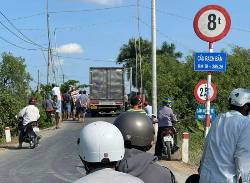 Hiện trường vụ tai nạn làm một người tử vong. Hiện trường vụ tai nạn làm một người tử vong.