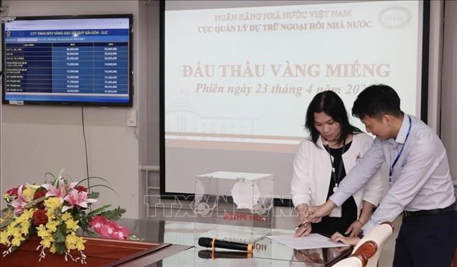 Đấu thầu thành công 3.400 lượng vàng miếng, giá cao nhất 81,33 triệu đồng/lượng- Ảnh 1. Đấu thầu thành công 3.400 lượng vàng miếng, giá cao nhất 81,33 triệu đồng/lượng- Ảnh 1.