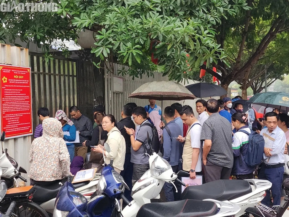 Vì sao người dân phải xếp hàng rồng rắn trước văn phòng nhà đất? - Ảnh 1. Vì sao người dân phải xếp hàng rồng rắn trước văn phòng nhà đất? - Ảnh 1.