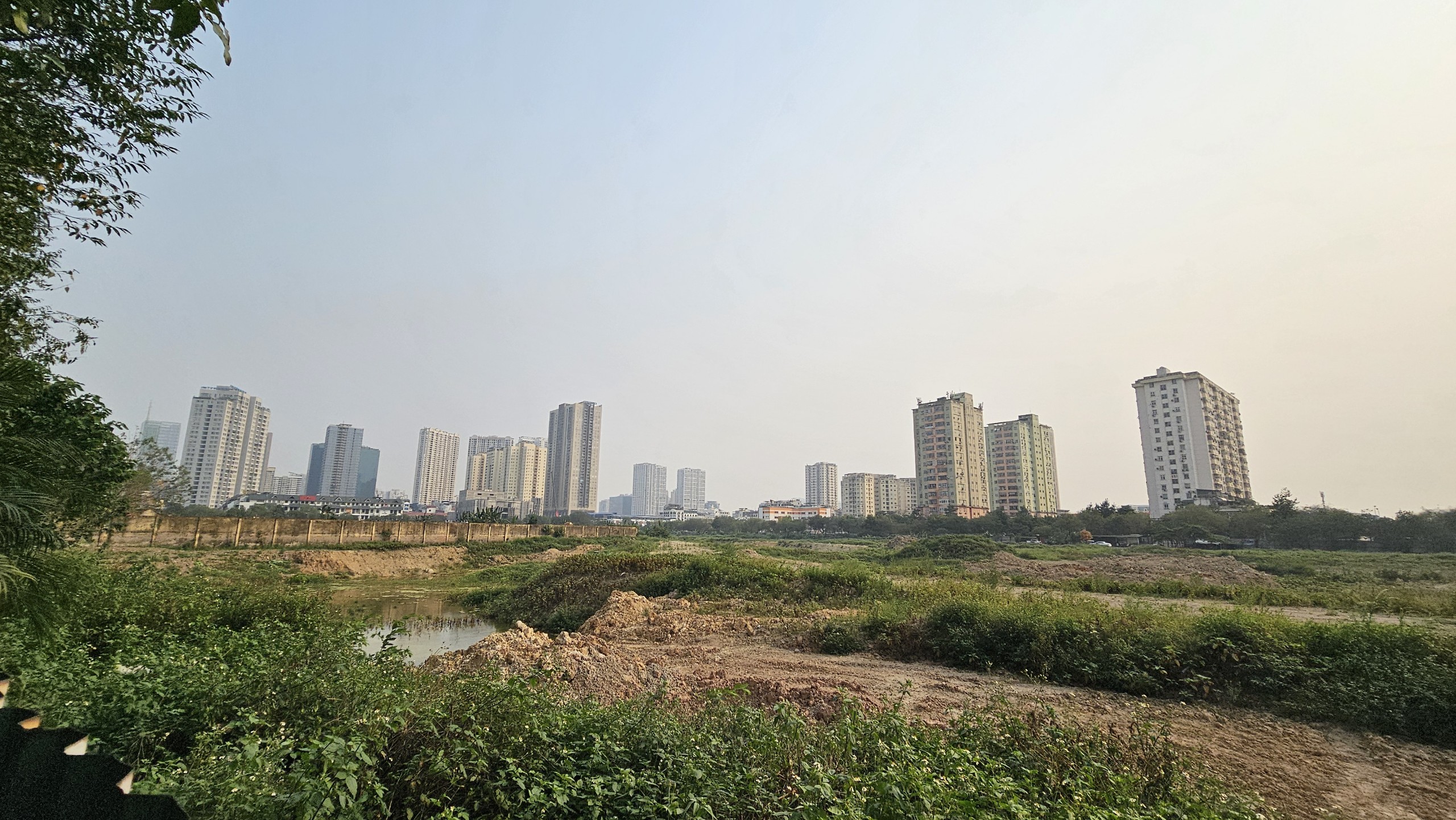 Vì sao dự án công viên - hồ điều hòa KĐT Tây Nam Hà Nội vẫn là bãi đất hoang?- Ảnh 1. Vì sao dự án công viên - hồ điều hòa KĐT Tây Nam Hà Nội vẫn là bãi đất hoang?- Ảnh 1.