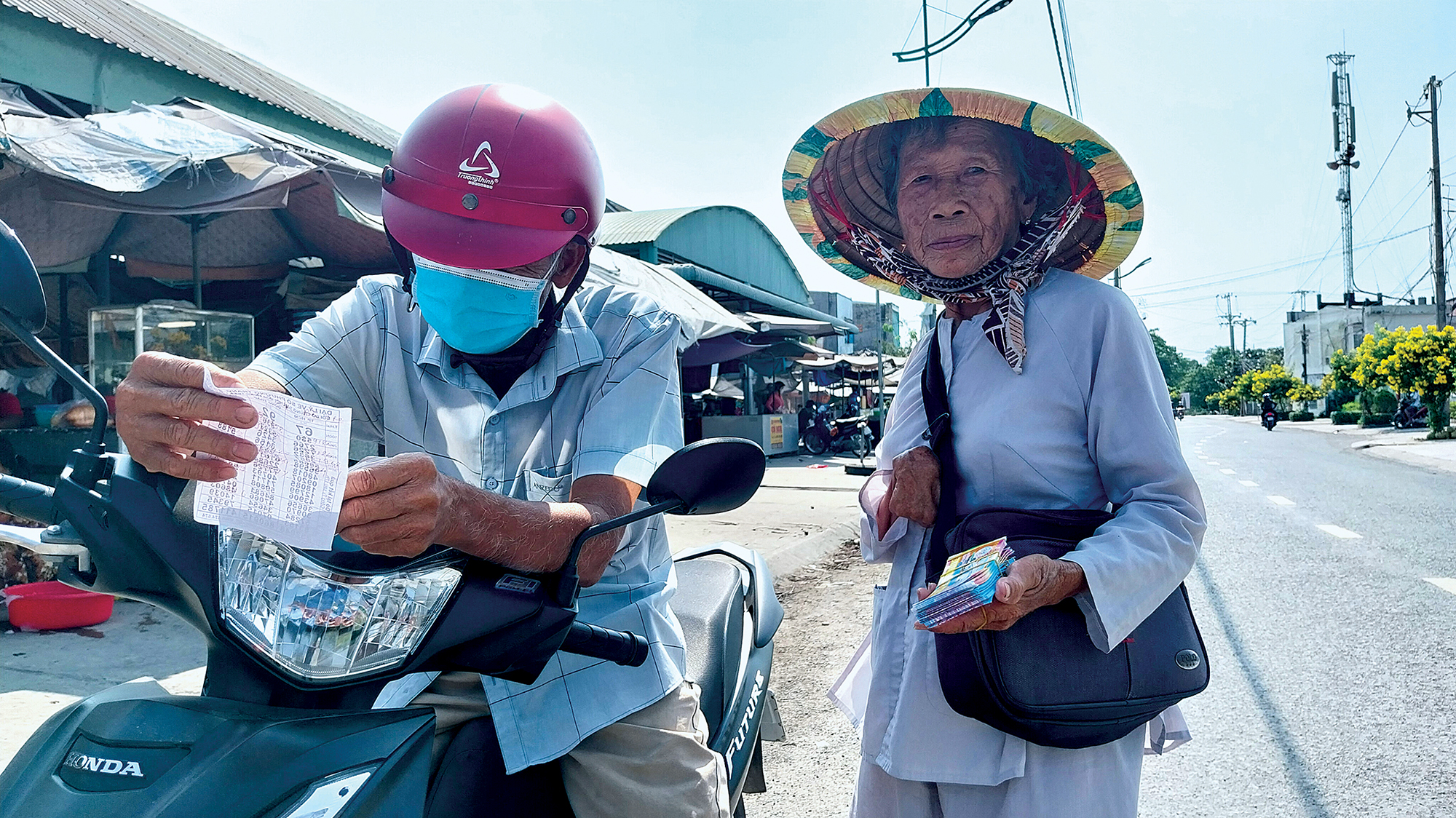 Nữ thương binh bán vé số dành tiền sửa mộ đồng đội- Ảnh 1. Nữ thương binh bán vé số dành tiền sửa mộ đồng đội- Ảnh 1.
