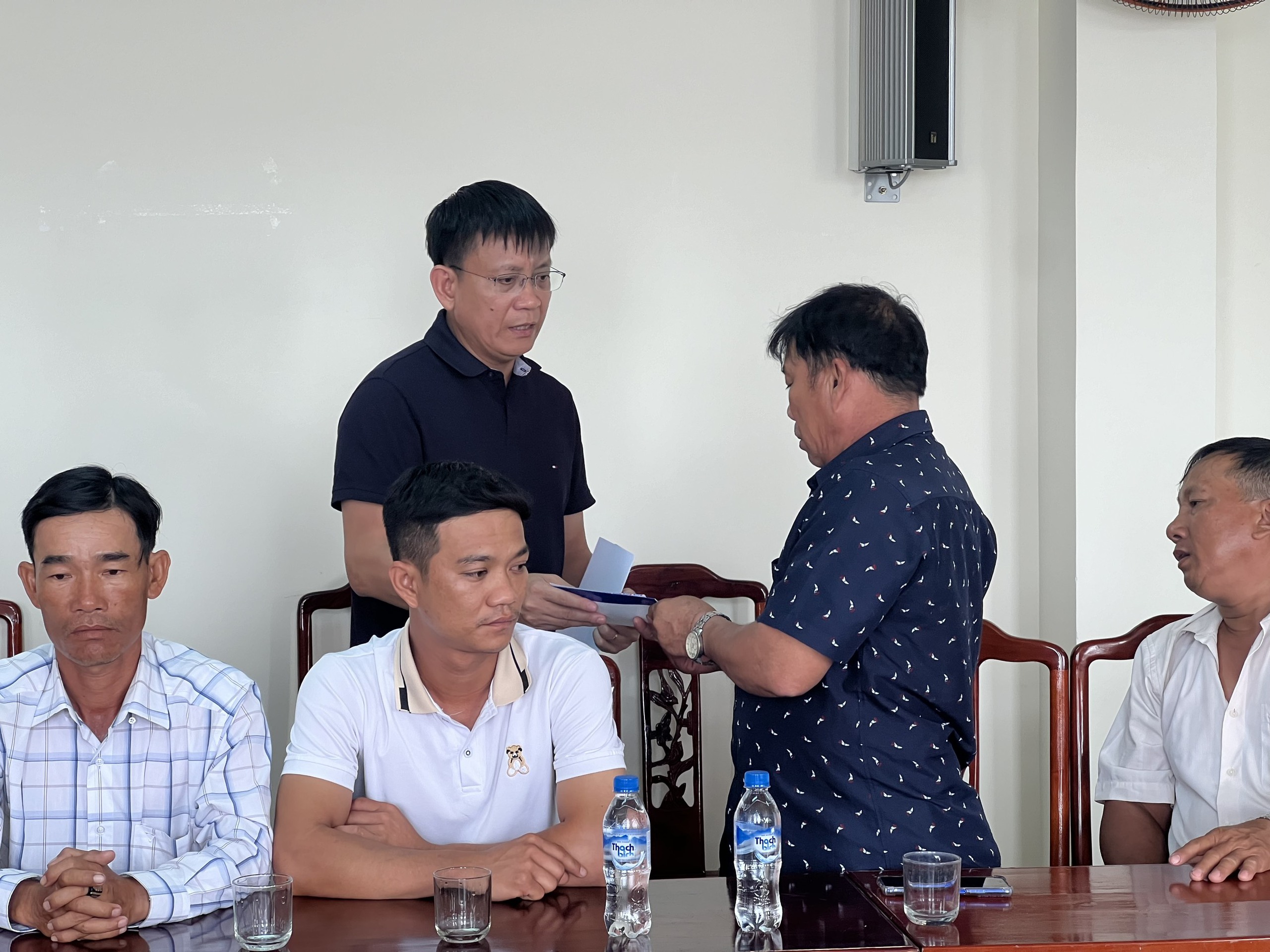 Bộ GTVT chia sẻ mất mát với gia đình các thuyền viên vụ chìm sà lan- Ảnh 1. Bộ GTVT chia sẻ mất mát với gia đình các thuyền viên vụ chìm sà lan- Ảnh 1.