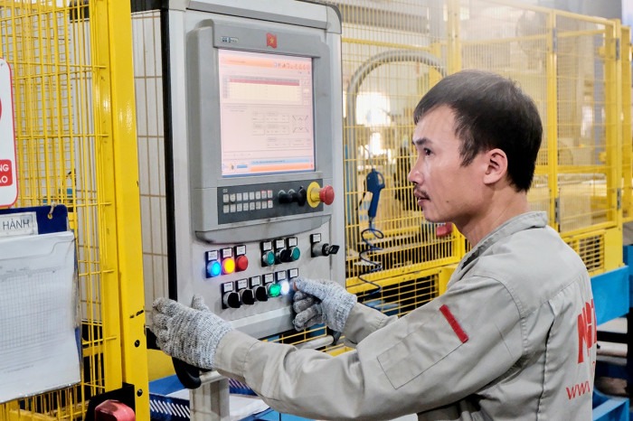 Nỗ lực tiết kiệm điện mùa nắng nóng- Ảnh 1. Nỗ lực tiết kiệm điện mùa nắng nóng- Ảnh 1.
