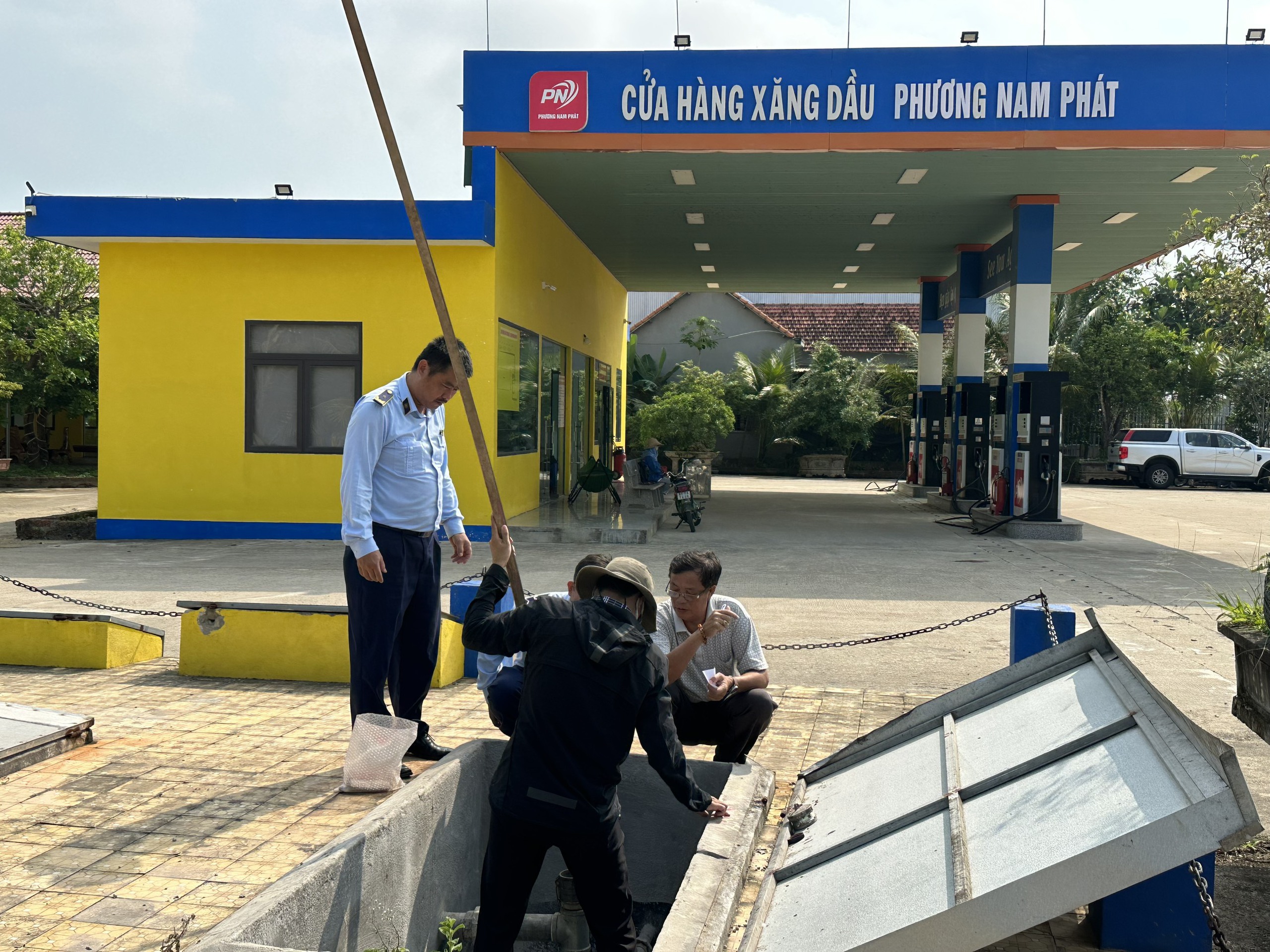 Phát hiện cửa hàng xăng dầu kinh doanh không phép- Ảnh 1. Phát hiện cửa hàng xăng dầu kinh doanh không phép- Ảnh 1.