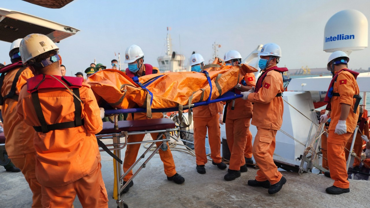 Vụ chìm sà lan ở Quảng Ngãi: Nhói lòng đón thi thể thuyền viên tử nạn- Ảnh 1. Vụ chìm sà lan ở Quảng Ngãi: Nhói lòng đón thi thể thuyền viên tử nạn- Ảnh 1.