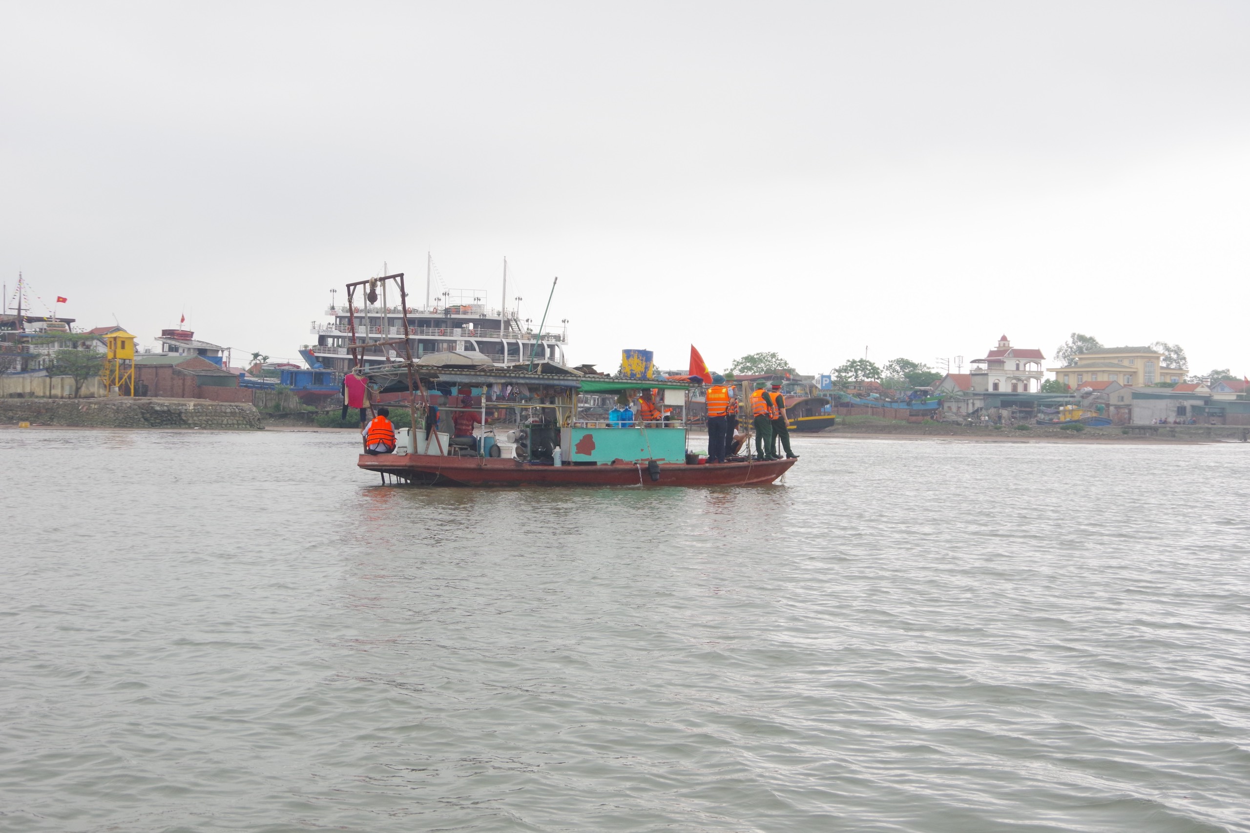 Tìm thấy thi thể 2 nạn nhân vụ lật đò trên sông Chanh làm 4 người mất tích- Ảnh 1. Tìm thấy thi thể 2 nạn nhân vụ lật đò trên sông Chanh làm 4 người mất tích- Ảnh 1.