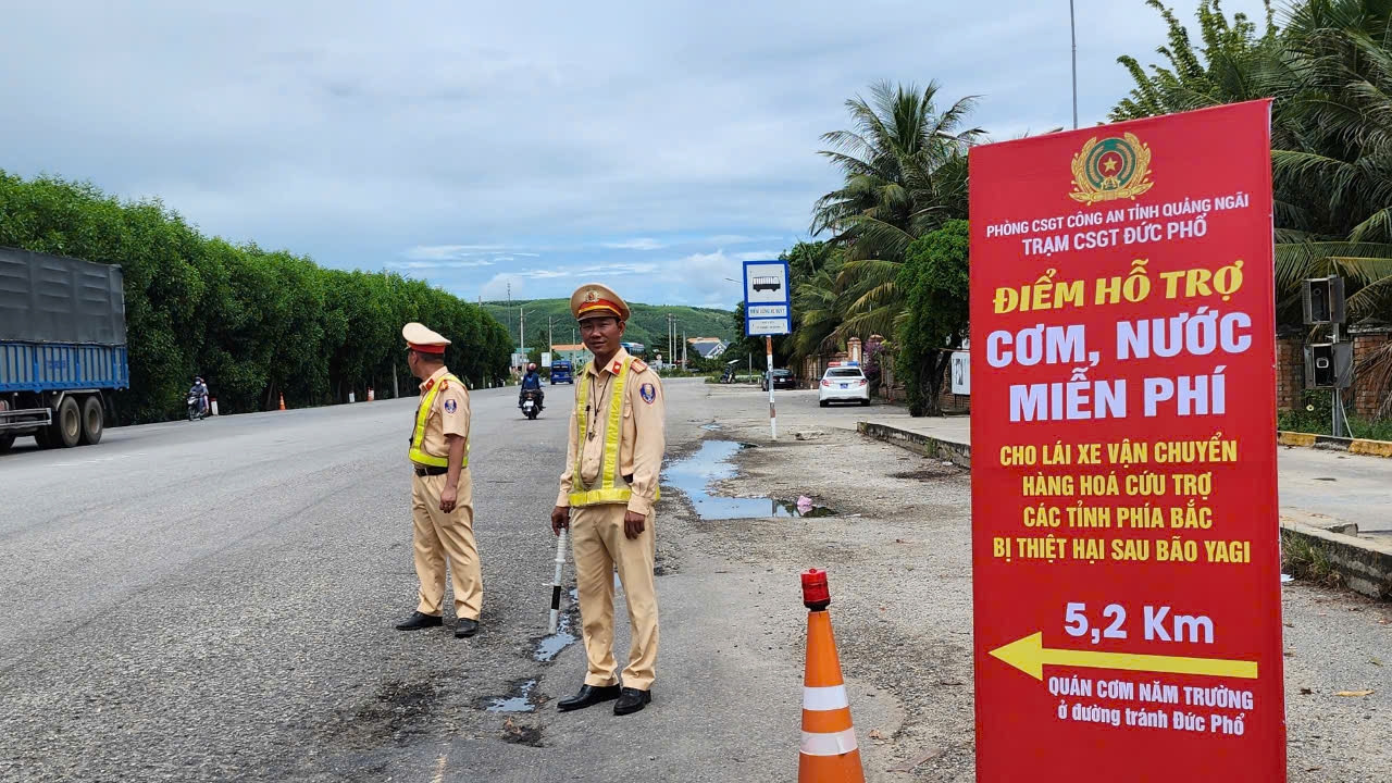 Cảnh sát giao thông Quảng Ngãi lập quán cơm miễn phí cho đoàn cứu trợ miền Bắc- Ảnh 1. Cảnh sát giao thông Quảng Ngãi lập quán cơm miễn phí cho đoàn cứu trợ miền Bắc- Ảnh 1.