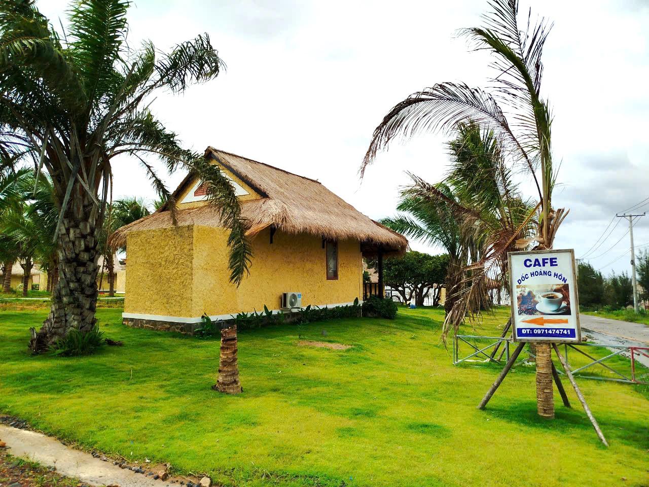 Đang tháo dỡ công trình nhà hàng, khách sạn xây trái phép sát đường ven biển Phan Thiết- Ảnh 1. Đang tháo dỡ công trình nhà hàng, khách sạn xây trái phép sát đường ven biển Phan Thiết- Ảnh 1.