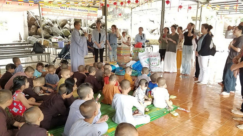 Nhóm Thiện Nguyện Bạn Trẻ CTY LEGEN Thăm Mái Ấm Tịnh Thất Linh Quang