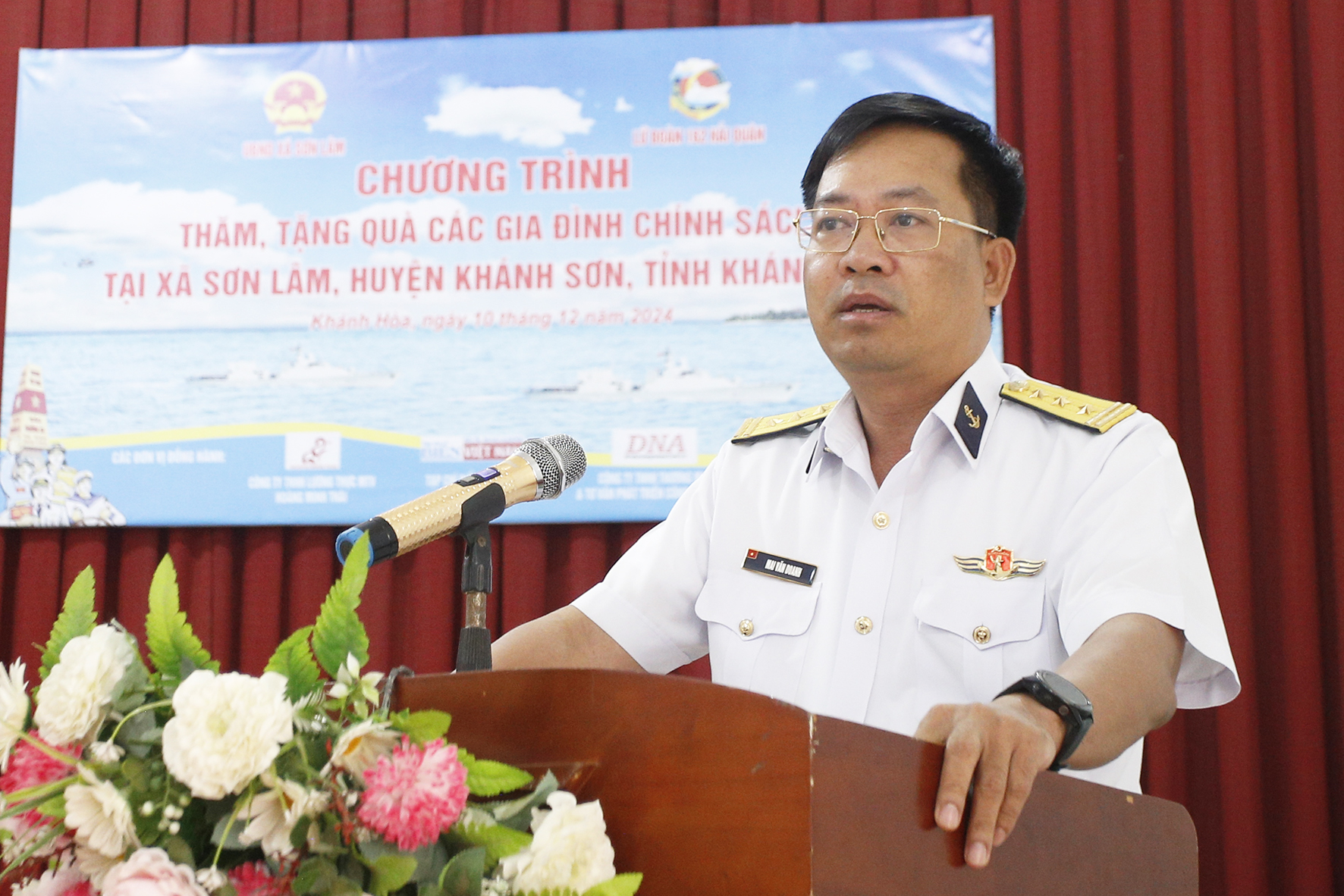Đoàn công tác Lữ đoàn 162 thăm, tặng gia đình chính sách, gia đình có hoàn cảnh khó khăn