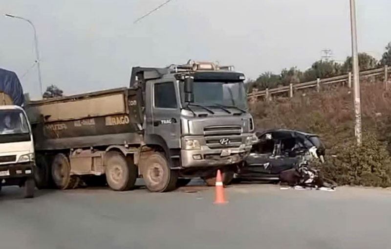 Hiện trường vụ tai nạn liên hoàn khiến 2 người thương vong. Hiện trường vụ tai nạn liên hoàn khiến 2 người thương vong.
