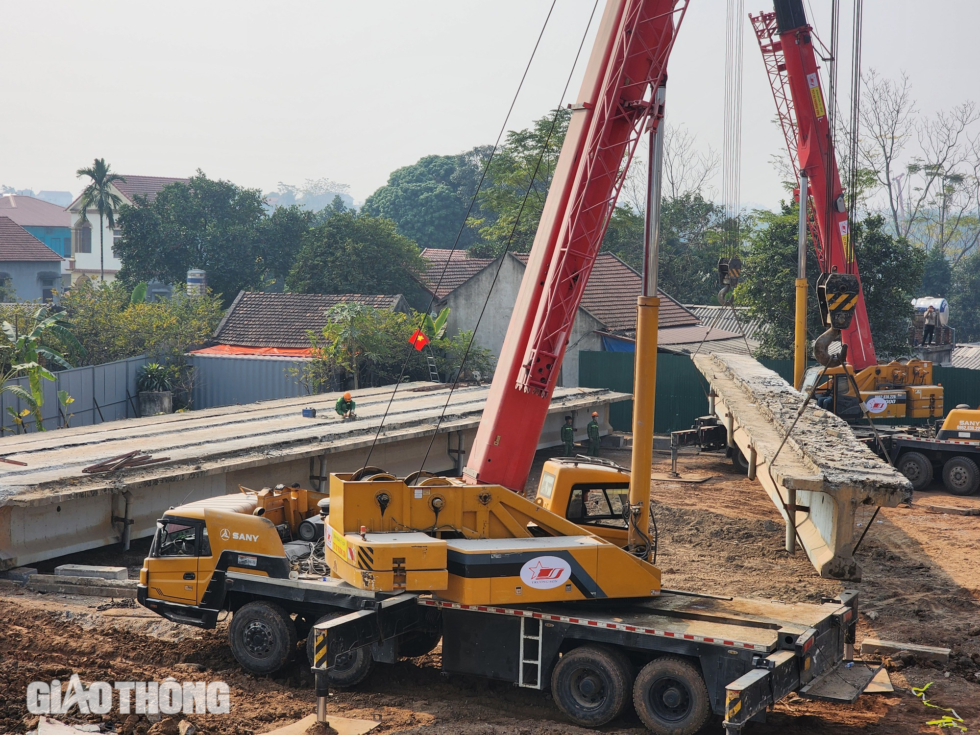 Cận cảnh cắt mặt cầu Phong Châu thành các khối để tháo dỡ- Ảnh 1. Cận cảnh cắt mặt cầu Phong Châu thành các khối để tháo dỡ- Ảnh 1.