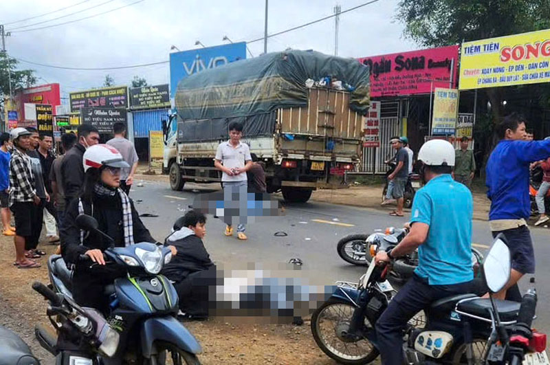 Hiện trường vụ tai nạn khiến hai nữ sinh viên thương vong. Hiện trường vụ tai nạn khiến hai nữ sinh viên thương vong.