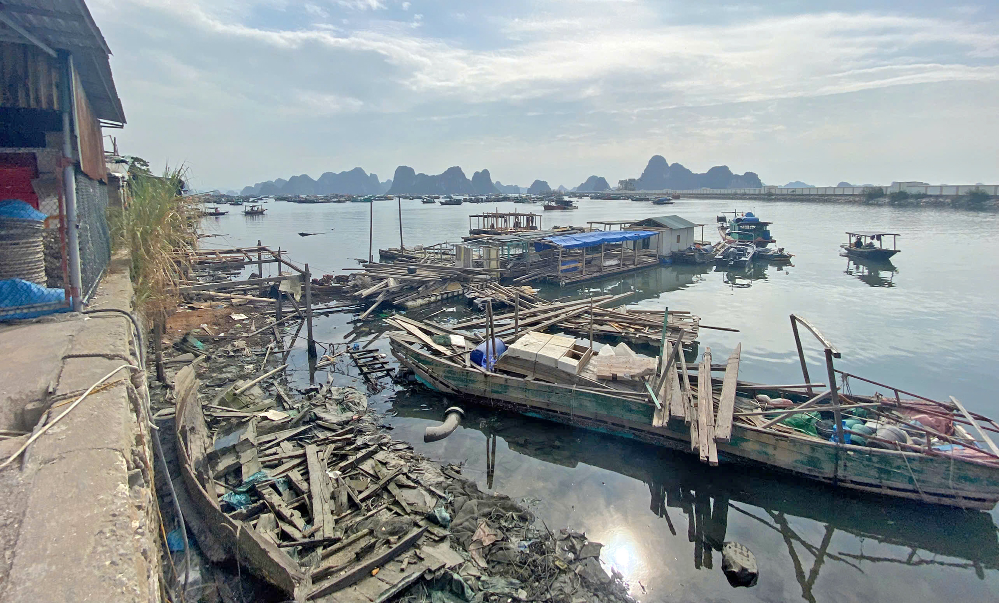 Quảng Ninh: Ô nhiễm trên bờ, dưới biển ở Bến Do- Ảnh 1. Quảng Ninh: Ô nhiễm trên bờ, dưới biển ở Bến Do- Ảnh 1.