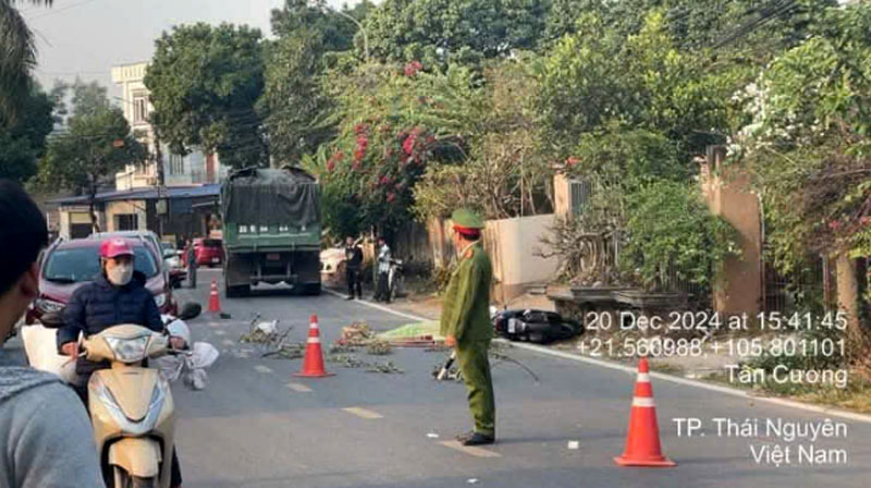 Hiện trường xảy ra vụ TNGT thương tâm khiến 1 người tử vong. Hiện trường xảy ra vụ TNGT thương tâm khiến 1 người tử vong.