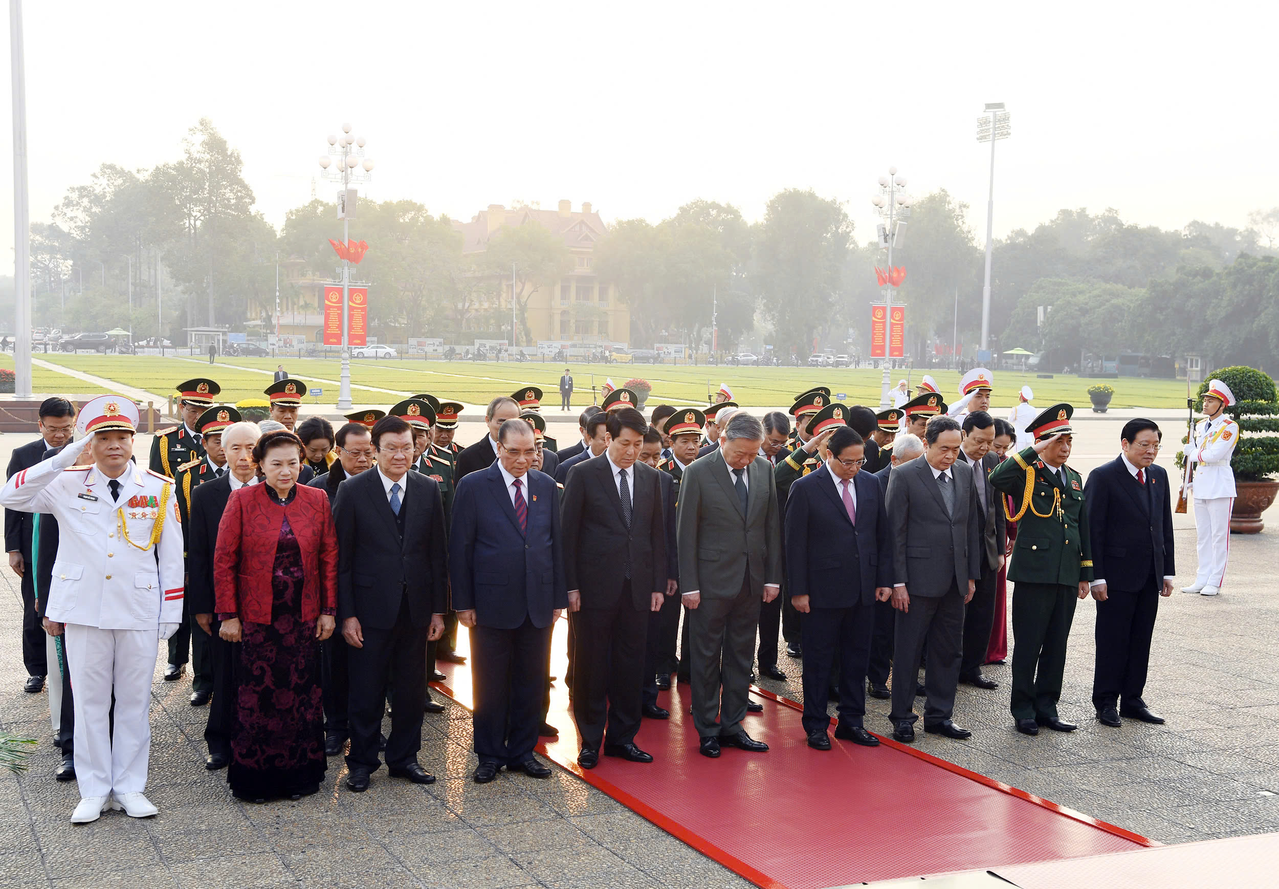Lãnh đạo Đảng và Nhà nước viếng Chủ tịch Hồ Chí Minh nhân kỷ niệm 80 năm QĐND Việt Nam- Ảnh 1. Lãnh đạo Đảng và Nhà nước viếng Chủ tịch Hồ Chí Minh nhân kỷ niệm 80 năm QĐND Việt Nam- Ảnh 1.