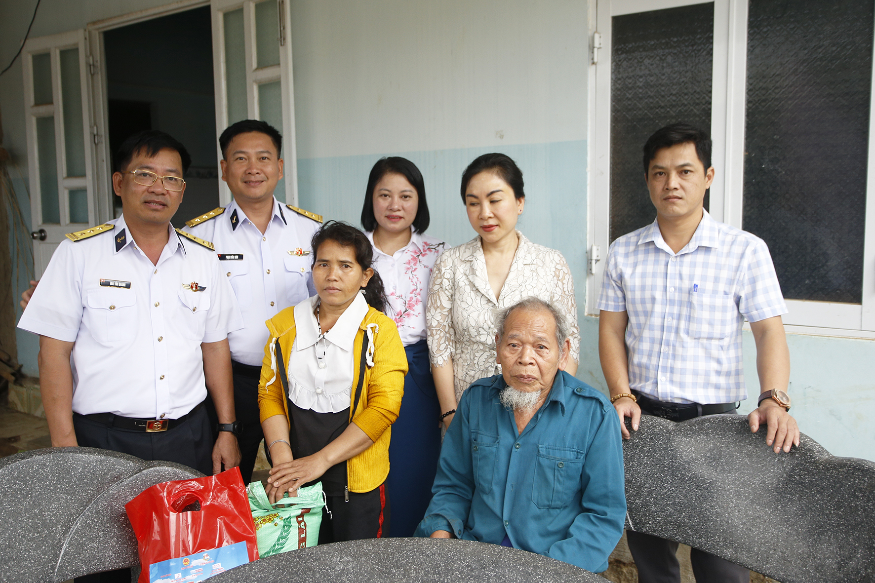 Đoàn công tác Lữ đoàn 162 thăm, tặng gia đình chính sách, gia đình có hoàn cảnh khó khăn