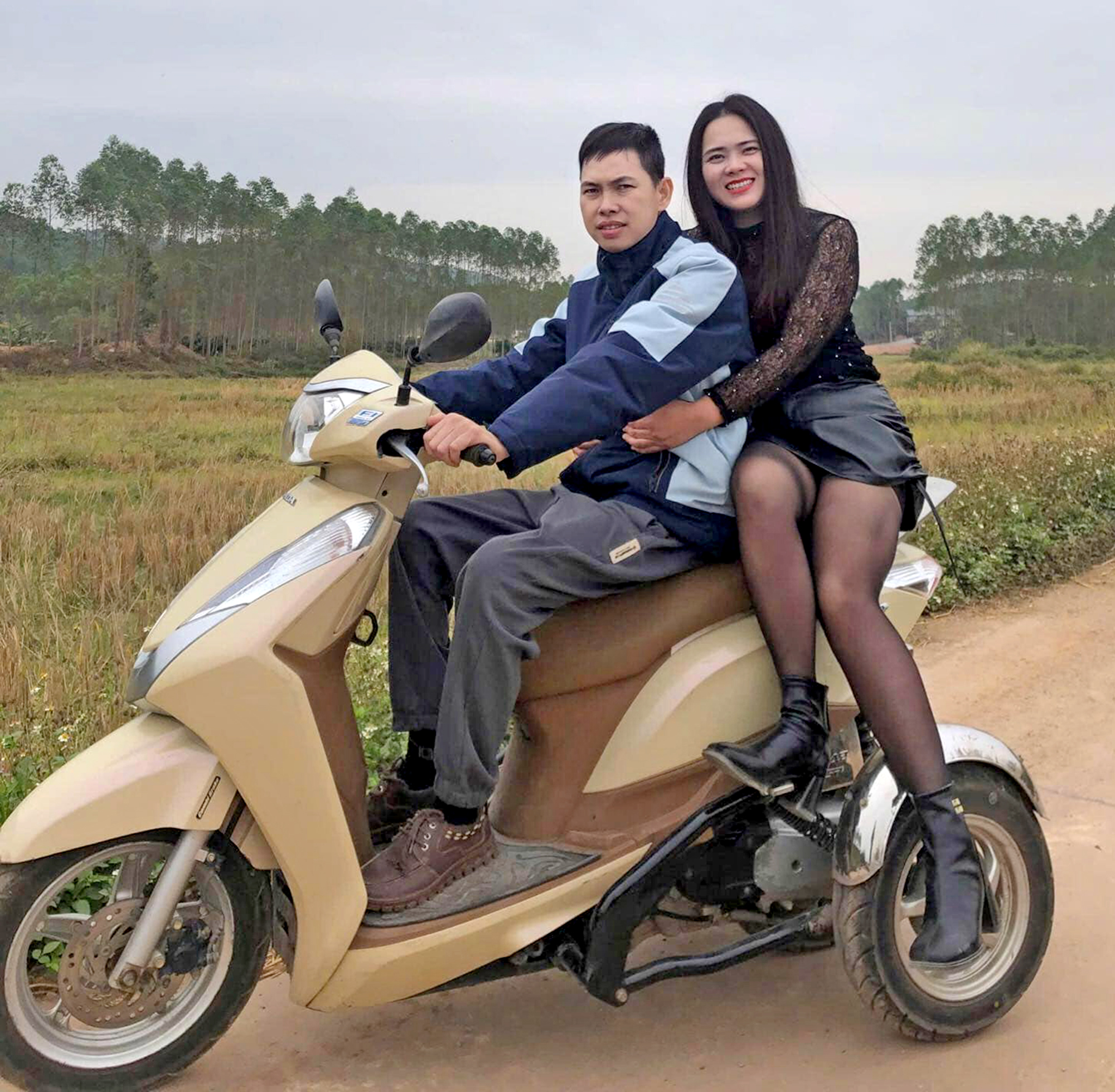 Hạnh phúc của “hoa khôi làng” lấy chồng ngồi xe lăn - Ảnh 1. Hạnh phúc của “hoa khôi làng” lấy chồng ngồi xe lăn - Ảnh 1.
