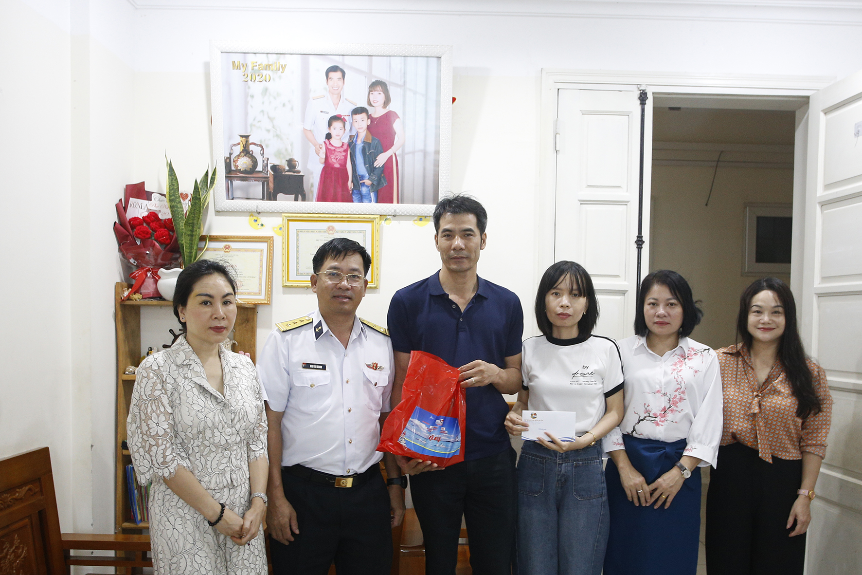 Đoàn công tác Lữ đoàn 162 thăm, tặng gia đình chính sách, gia đình có hoàn cảnh khó khăn