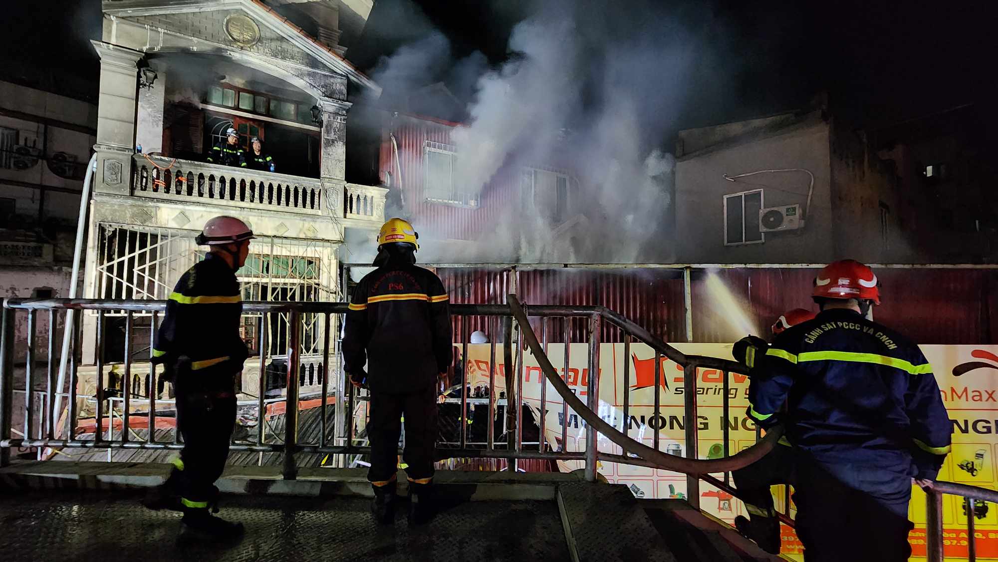 Cháy lớn quán cà phê hát cho nhau nghe ở Phạm Văn Đồng, nhiều nạn nhân được đưa ra- Ảnh 1. Cháy lớn quán cà phê hát cho nhau nghe ở Phạm Văn Đồng, nhiều nạn nhân được đưa ra- Ảnh 1.