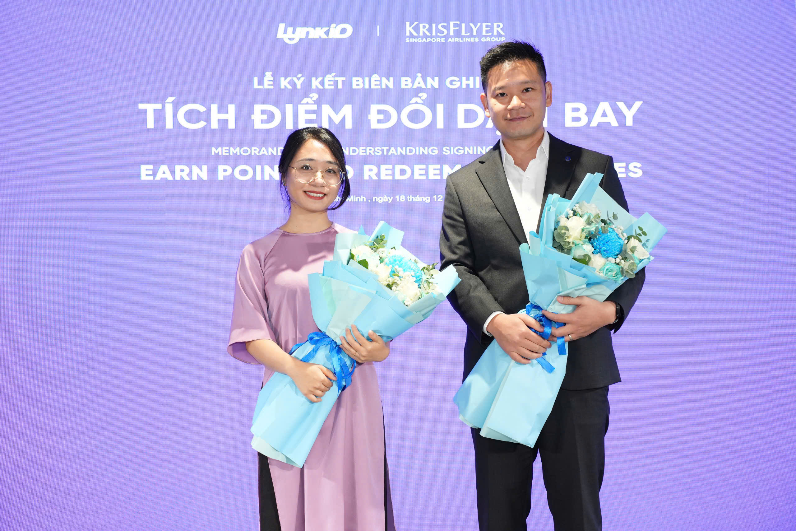 Bà Trần Tố Uyên – đại diện LynkiD (bên trái) và Ông Mark Lee – đại diện Singapore Airlines tại Lễ ký kết Bà Trần Tố Uyên – đại diện LynkiD (bên trái) và Ông Mark Lee – đại diện Singapore Airlines tại Lễ ký kết