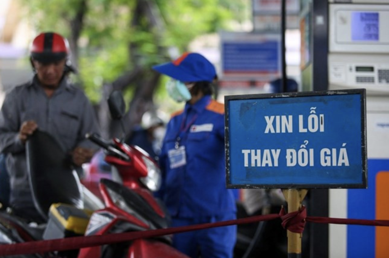 Đồng loạt tăng giá, xăng RON 95 sắp chạm 21.000 đồng/lít- Ảnh 1. Đồng loạt tăng giá, xăng RON 95 sắp chạm 21.000 đồng/lít- Ảnh 1.