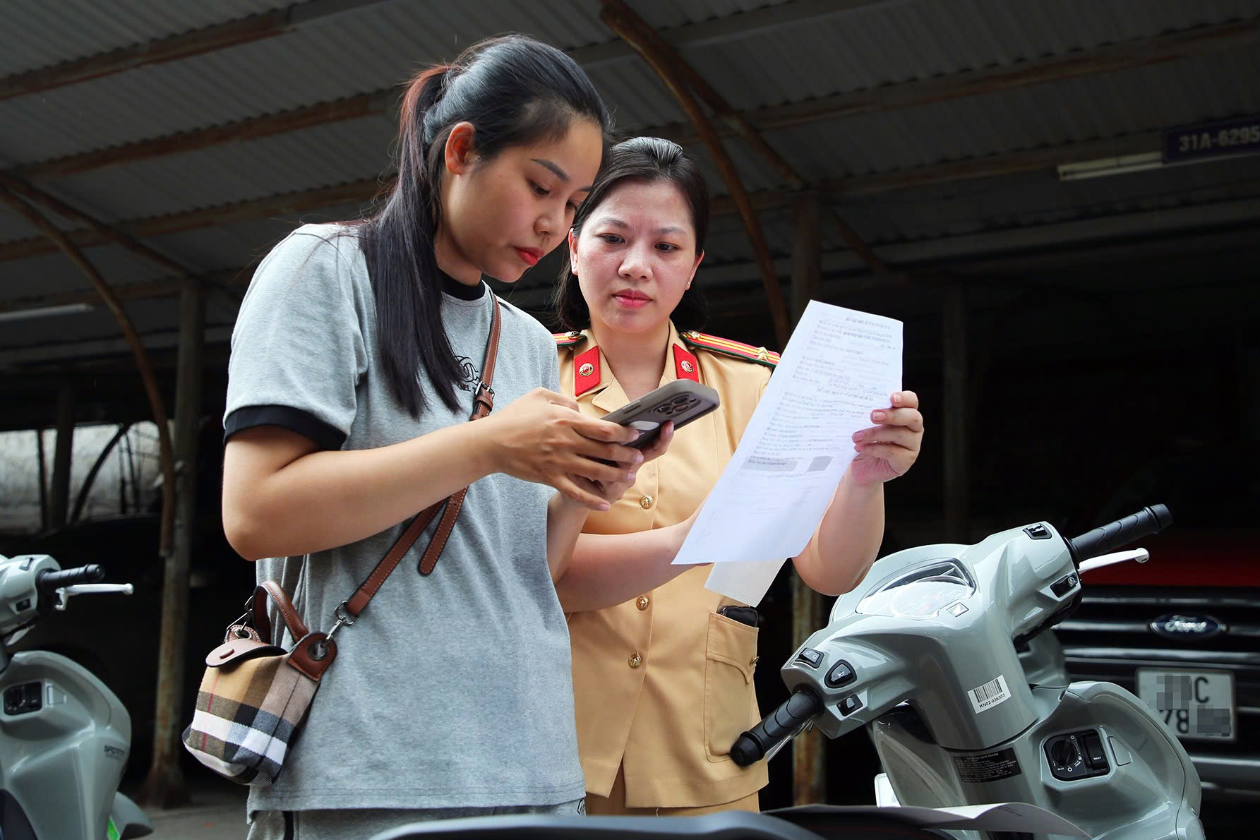 Người dân đăng ký xe, bấm biển số online thế nào từ 2025?- Ảnh 1. Người dân đăng ký xe, bấm biển số online thế nào từ 2025?- Ảnh 1.