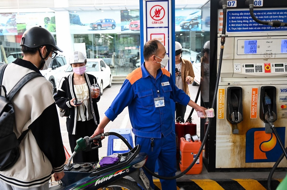 Giảm thuế bảo vệ môi trường đối với xăng, dầu trong năm 2025- Ảnh 1. Giảm thuế bảo vệ môi trường đối với xăng, dầu trong năm 2025- Ảnh 1.