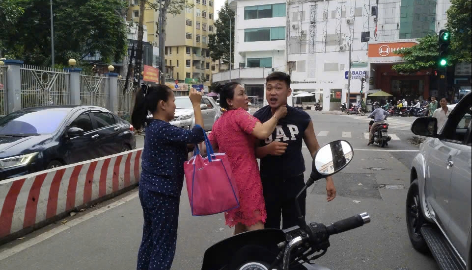 Bạo lực sau va chạm giao thông: Vì sao khó nói lời xin lỗi?- Ảnh 1. Bạo lực sau va chạm giao thông: Vì sao khó nói lời xin lỗi?- Ảnh 1.