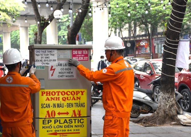 Dán quảng cáo che lấp trạm biến áp, tiềm ẩn nguy hiểm cho người dân- Ảnh 1. Dán quảng cáo che lấp trạm biến áp, tiềm ẩn nguy hiểm cho người dân- Ảnh 1.