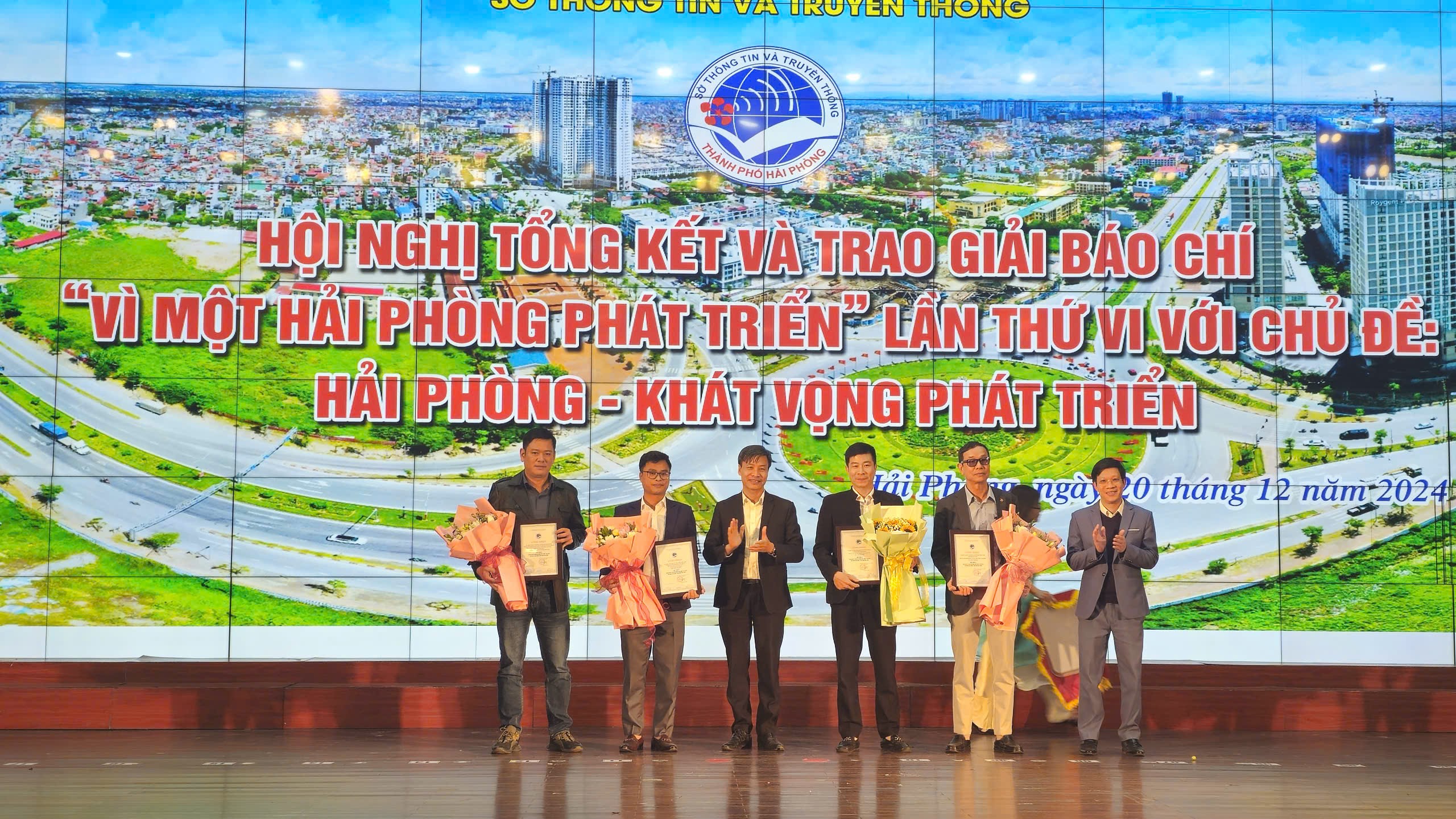 Báo Giao thông đoạt giải C báo chí "Vì một Hải Phòng phát triển" lần thứ 6
- Ảnh 1. Báo Giao thông đoạt giải C báo chí "Vì một Hải Phòng phát triển" lần thứ 6
- Ảnh 1.