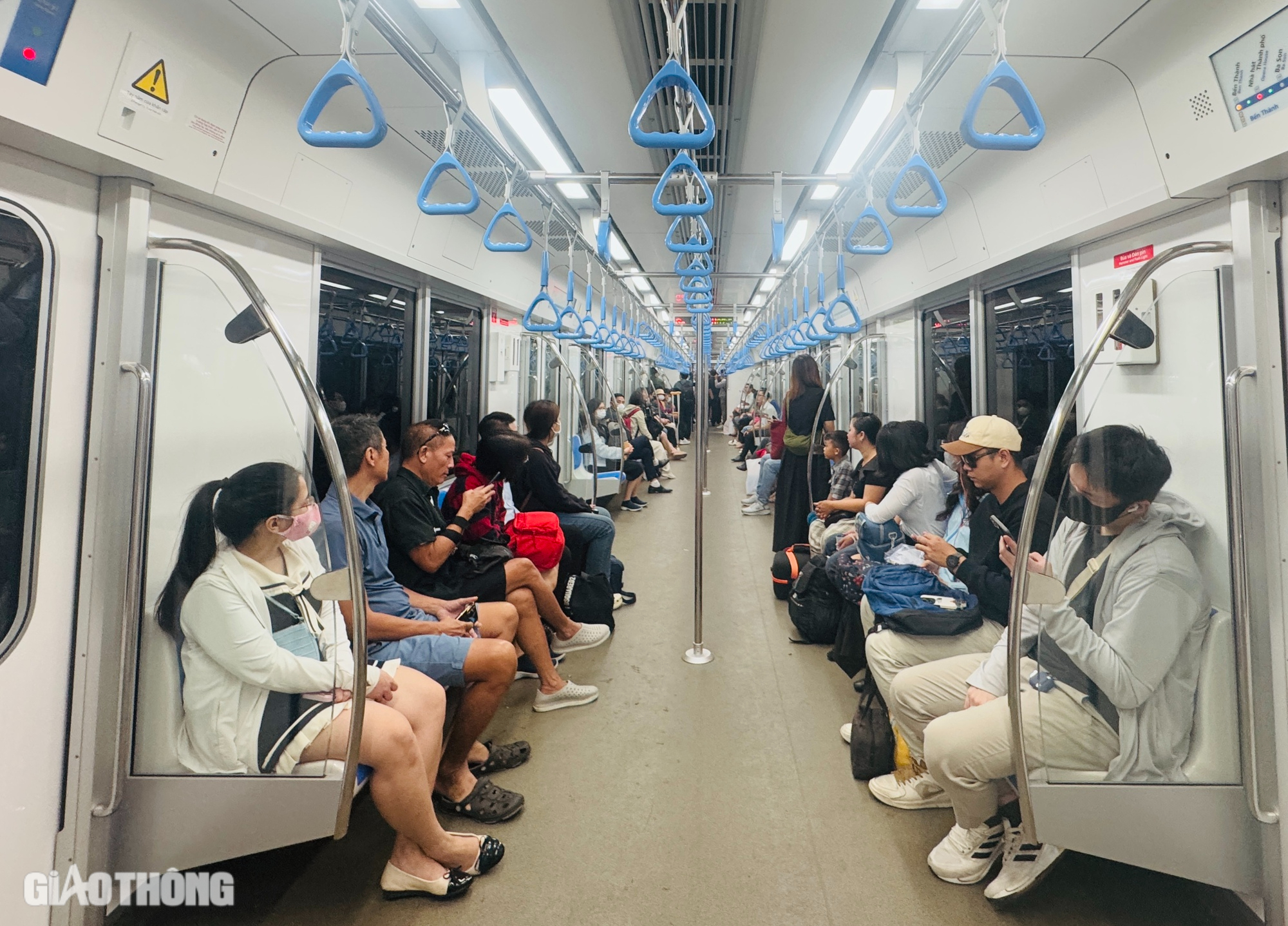 TP.HCM: Metro đón gần 190.000 người trải nghiệm trong hai ngày đầu vận hành- Ảnh 1. TP.HCM: Metro đón gần 190.000 người trải nghiệm trong hai ngày đầu vận hành- Ảnh 1.