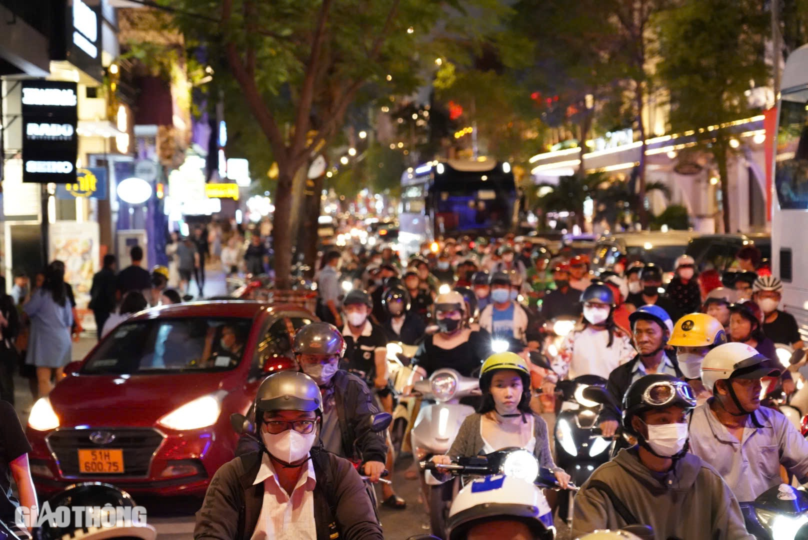 Người dân ùn ùn đổ về trung tâm TP.HCM để đếm ngược và xem pháo hoa- Ảnh 1. Người dân ùn ùn đổ về trung tâm TP.HCM để đếm ngược và xem pháo hoa- Ảnh 1.