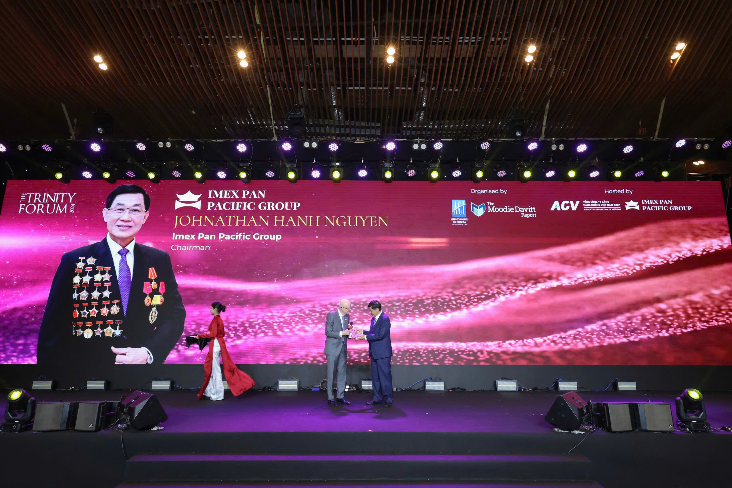 Ông Johnathan Hạnh Nguyễn nhận Giải thưởng cống hiến trong lĩnh vực thương mại hàng không- Ảnh 1. Ông Johnathan Hạnh Nguyễn nhận Giải thưởng cống hiến trong lĩnh vực thương mại hàng không- Ảnh 1.