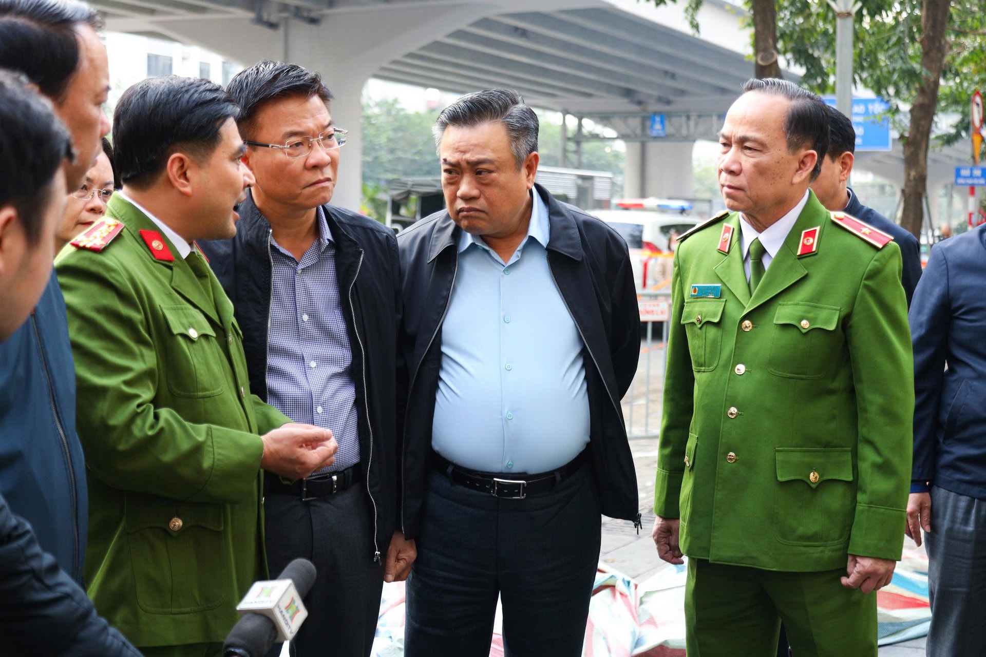 Phó thủ tướng và lãnh đạo Hà Nội tới hiện trường, thăm hỏi nạn nhân vụ cháy quán cà phê- Ảnh 1. Phó thủ tướng và lãnh đạo Hà Nội tới hiện trường, thăm hỏi nạn nhân vụ cháy quán cà phê- Ảnh 1.