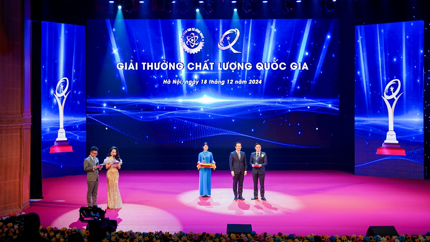 Tân Á Đại Thành vinh dự nhận giải thưởng Chất lượng Quốc gia năm 2023- Ảnh 1. A group of people on a stage Description automatically generated