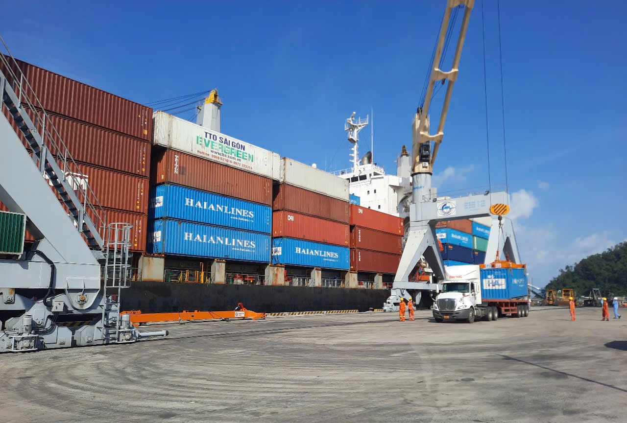 Tiếp tục hỗ trợ hãng tàu biển mở tuyến vận chuyển container qua cảng Chân Mây- Ảnh 1. Tiếp tục hỗ trợ hãng tàu biển mở tuyến vận chuyển container qua cảng Chân Mây- Ảnh 1.