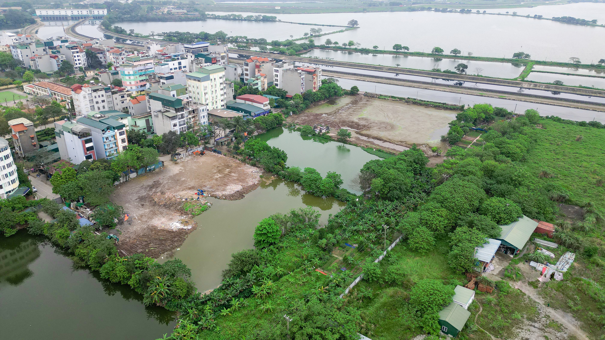 Hà Nội: Rầm rộ lấp ao hồ, xả thải gây ô nhiễm môi trường- Ảnh 1. Hà Nội: Rầm rộ lấp ao hồ, xả thải gây ô nhiễm môi trường- Ảnh 1.