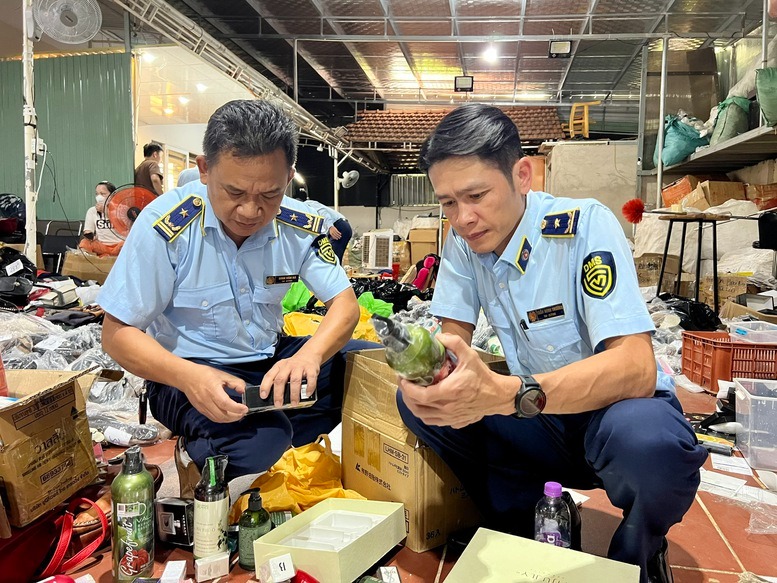 Quản lý thị trường mạnh tay xử lý hàng giả mạo nhãn hiệu- Ảnh 1. Quản lý thị trường mạnh tay xử lý hàng giả mạo nhãn hiệu- Ảnh 1.