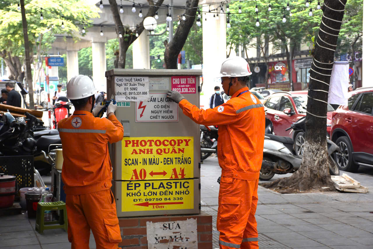 EVNHANOI cảnh báo tờ rao vặt, quảng cáo che lấp tủ điện tiềm ẩn nguy hiểm cho người dân- Ảnh 1. EVNHANOI cảnh báo tờ rao vặt, quảng cáo che lấp tủ điện tiềm ẩn nguy hiểm cho người dân- Ảnh 1.