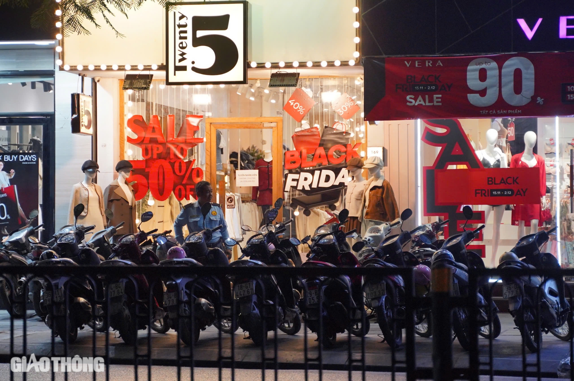 Gió lạnh tràn về, người Hà Nội đi săn hàng Black Friday sớm- Ảnh 1. Gió lạnh tràn về, người Hà Nội đi săn hàng Black Friday sớm- Ảnh 1.