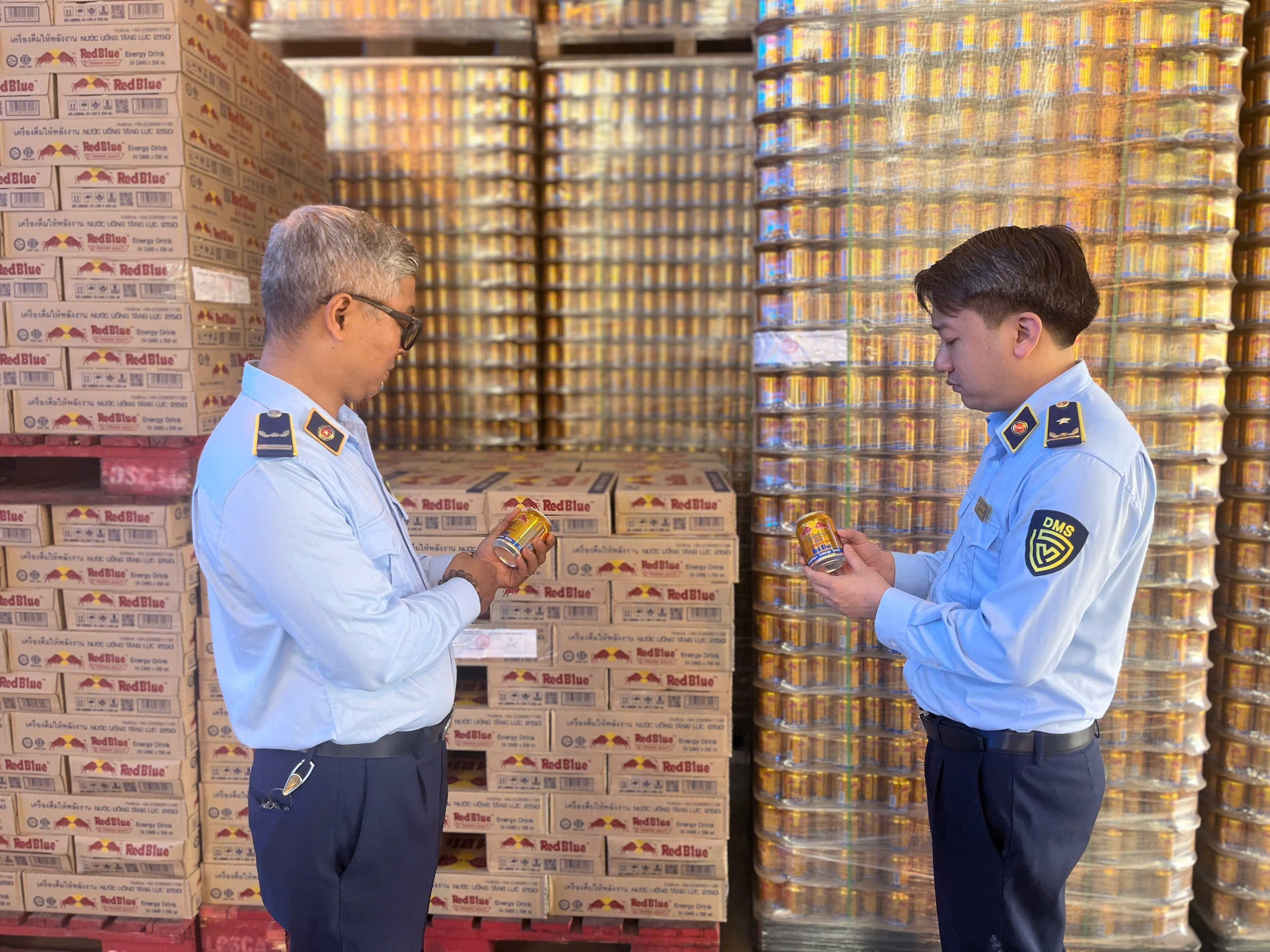 Phát hiện kho hàng "khủng" có dấu hiệu xâm phạm nhãn hiệu Bò húc RedBull- Ảnh 1. Phát hiện kho hàng "khủng" có dấu hiệu xâm phạm nhãn hiệu Bò húc RedBull- Ảnh 1.