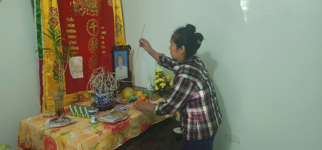 Vợ mất do TNGT, chồng tật nguyền cùng 2 con nhỏ sống nương tựa mẹ già- Ảnh 1. Vợ mất do TNGT, chồng tật nguyền cùng 2 con nhỏ sống nương tựa mẹ già- Ảnh 1.