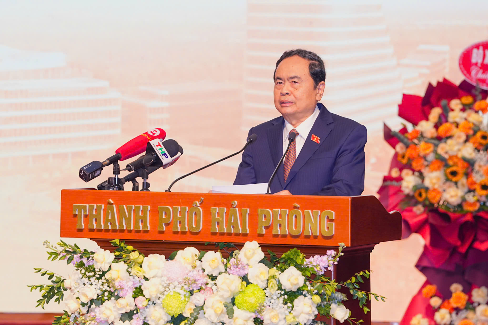 Chủ tịch Quốc hội trao nghị quyết về tổ chức chính quyền đô thị TP Hải Phòng - Ảnh 1. Chủ tịch Quốc hội trao nghị quyết về tổ chức chính quyền đô thị TP Hải Phòng - Ảnh 1.