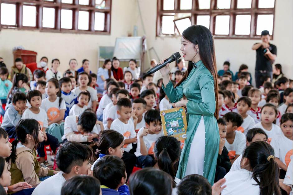 Diễn Giả Áo Dài Võ Thị Mỹ Duyên đồng hành Cùng Vinasoy Trao Dinh Dưỡng Lành, Gieo Mầm Tương Lai Xanh tại Trường Tiểu Học Trà Phong, Quảng Ngãi