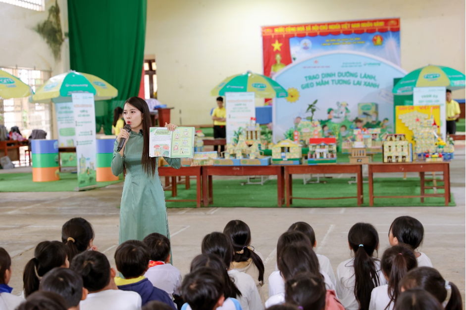 Diễn Giả Áo Dài Võ Thị Mỹ Duyên đồng hành Cùng Vinasoy Trao Dinh Dưỡng Lành, Gieo Mầm Tương Lai Xanh tại Trường Tiểu Học Trà Phong, Quảng Ngãi